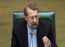 نطق دانشجویی لاریجانی: دانشجویان در زمان اختناق آمریکایی‌ها شجاعانه پرده‌ها را کنار زدند