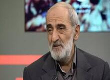 حسین شریعتمداری با پای شکسته در راهپیمایی 13 آبان: آمریکا مذاکره نمی‌خواهد+ تصویر