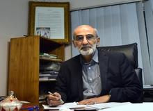 حسین شریعتمداری: اصلاح‌طلبان در ستادهای انقلابیون نفوذ کرده‌اند تا نگذارند به سود یک‌نفر انصراف بدهند/  چهار نامزد جبهه انقلاب باید به نفع نفر پنجم کنار بروند

