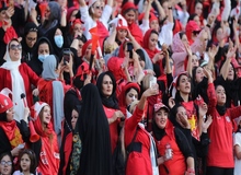 کیهان: زنان هم از رقابت با بی‌اخلاقی تماشاگران آقا جا نماندند 