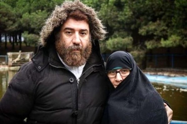 مادر علی انصاریان دیروز روی زمین افتاده بود و گریه می‌کرد عده ای فیلم می گرفتند