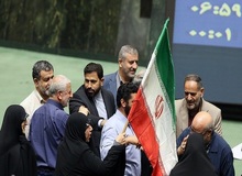 نمایندگان مجلس پرچم ایران را در صحن مجلس چرخاندند +تصاویر