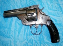 بازداشت دختر دانشجویی که اسلحه جنگی در خوابگاه نگه می‌داشت/ یکی از اعضای باند زورگیران مسلح تهران بازداشت شد