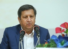 همتی: اینکه انتظار دارند با وجود تورم ۴۰ درصدی، نرخ ارز ثابت باشد درست نیست 