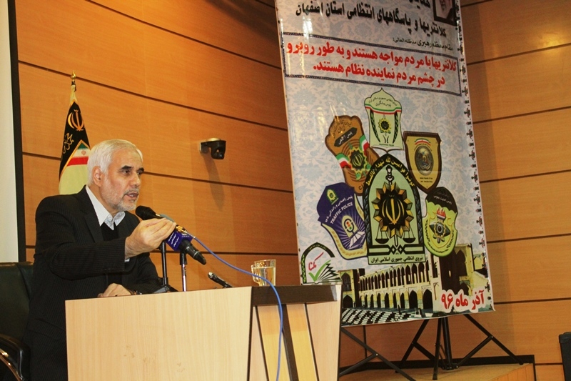 هیچ نهادی به اندازه نیروی انتظامی نمی تواند نشان دهنده چهره و ماهیت نظام باشد