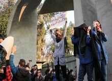 تلاش ارگان مطبوعاتی دولت برای پرونده سازی علیه یک جریان سیاسی/ جریان سوم به  آموزش شیوه‌های جدید و پیش‌بینی نشده نافرمانی مدنی و صحنه گردانی روانی و میدانی آشوب پرداخته است