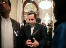 سایت نزدیک به جبهه پایداری  خواستار استعفای عراقچی شد / نگاه معاون وزیر خارجه نژاد پرستانه است 