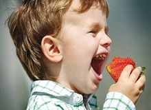 با توت فرنگی، لکه‌های قهوه‌ای دندان‌هایتان را پاک کنید