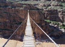  شب گذشته افرادی ناشناس  با باز کردن اتصالات پل دره خزینه اقدام به تخریب آن کردند /  پل گردشگری دره خزینه با طول ۱۱۲ و ارتفاع ۸۵ متر بزرگترین پل معلق خاور میانه شناخته می شود
