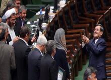 واکنش نمایندگان به برگزاری مراسم تحلیف