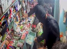 سرقت از دکه با سلاح سرد و وینچستر در شهر چهاردانگه تهران!+فیلم 