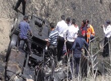 سقوط اتوبوس گردشگران به دره / ۲ نفر کشته و ۱۹ تن مصدوم شدند