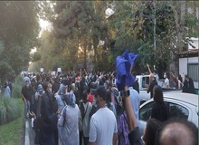 ارگان مطبوعاتی نزدیک به حزب موتلفه: میدان جنگی که این روزها نه در کف خیابان، که در کف فضای مجازی در حال وقوع است و در اصل معرکه روایت‌هاست/  شکاف این نسل با نسل پیش، هولناک  است 