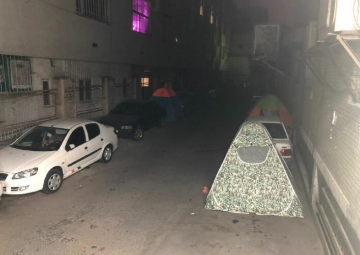چادرخوابی همراهان بیماران بیمارستان کودکان تهران+عکس