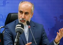 سخنگوی وزارت خارجه همراه با یک ماسک شیمیایی وارد نشست خبری شد +عکس