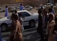 ارگان رسانه ای دولت: تیراندازی به فرمانداری خاش/ به آتش کشیدن یک کیوسک پلیس/ زخمی شدن چند مأمور انتظامی