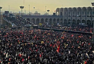 گاردین: سوگواری رهبر شهید در مصلای تهران آمیخته با شعارهای انتقام بود
