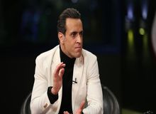 از ماجرای کمک «علی کریمی» به یک زن سالخورده تا حضور او در یک برنامه اینترنتی به شرط خرید تبلت/ جادوگری که همیشه در کنار مردم است