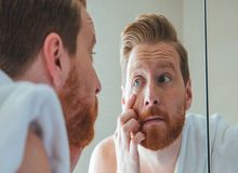 چه چیزی باعث پف صورت می‌شود و چگونه با ۵ روش ساده آن را کاهش دهیم؟