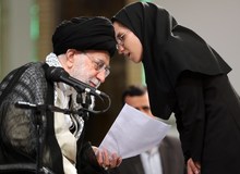 کنایه مجری دیدار دانشجویان با رهبر انقلاب به "سحر محرابی" / قانون را رعایت نمی کنید
