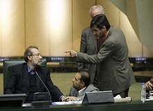 نماینده سابق خطاب به لاریجانی: حالا که دارید غرق می‌شوید، همه را می‌خواهید پایین بکشید!