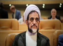 افشاگری اشرفی اصفهانی درباره حوزه علمیه دارالحکمه: می گویند طلبه هستیم اما در ماجرای مهسا امینی با قمه و چاقو به خیابان‌ها ریختند و با مردم برخورد کردند/  در جریان اعتراض های ۱۴۰۱ با لباس های خونی باز می‌گشتند و لباس طلبگی می پوشیدند