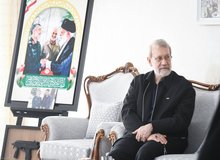 دیدار علی لاریجانی با خانواده شهیدان حاجی‌زاده و محمود باقری/ عکس خاص لاریجانی حین تماشای عکس های سرداران شهید جنگ 12 روزه + تصاویر