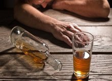 میزان مصرف الکل در کشور بالاست/ اعتباری برای ترک نداریم
