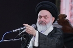 امام جمعه قم: مردم باید قدر رهبری عزیزمان را بدانند/ رئیس جمهور آمریکا به جایی رسیده که شب ها فقط نقاشی می کند