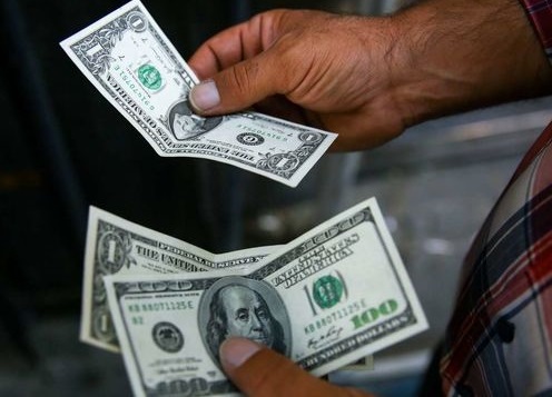 دلار در آستانه ۲۴هزار تومان قرار گرفت/ چرا با بازداشت سلطان قیمت ارز کاهش نیافت؟
