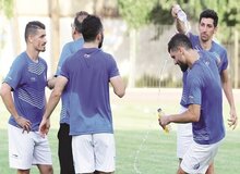 داره میریزه به تمرین استقلال رسید

