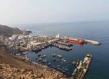 حمله مستقیم عربستان به ۲ کشتی اماراتی در بندر المکلا/  افسران اماراتی در حال ترک این منطقه هستند