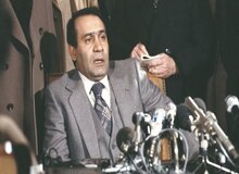 صادق قطب‌زاده: به زودی انشاءالله شاه را به ایران بر می گردانیم/ من حکم‌های انفصال از خدمت کارکنان تلویزیون را صادر کردم و حقوق آن‌ها را هم قطع کردم