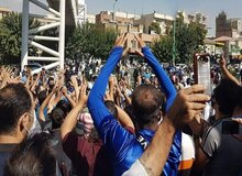 واکنش عجیب یکی از کارکنان مجلس به طرفداران استقلال/ عکس
