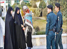 ماجرای دختر فقیری که به شوق دیدار «تتلو» اشک می ریخت و مسئولانی که  فکر گره روسری زنان هستند