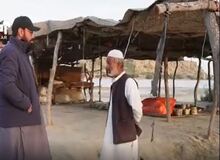 تسلط حیرت‌انگیز یک دست‌فروش ایرانی در چابهار به زبان انگلیسی و ۱۴ زبان دیگر!