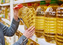 روغن نباتی در یکسال ۲۴۷ درصد و روغن مایع ۲۳۳/۸ درصد گران شد