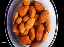 حتی در خوردن بادام هم زیاده روی نکنید/شش عارضه مصرف بیش از حد بادام درختی