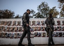 خبرگزاری فرانسه: حماس شروط جدید اسرائیل در توافق آتش‌بس را نمی‌پذیرد / "شرایط جدید" اسرائیل شامل حفظ نیرو‌ها در داخل غزه در امتداد مرز آن با مصر، وتو درمورد زندانیان مورد مبادله و امکان اخراج برخی زندانیان از فلسطین به جای بازگشت آن‌ها به غزه است 