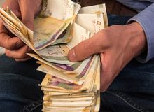 فعال کارگری: اعضای خانواده چهار نفری کارگری با ۲۰ دلار در ماه زندگی می‌کنند