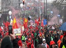 استقبال پلیس بلژیک از دانشجویان معترض با گاز اشک آور+ فیلم