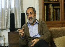 ۲۶ درصد مردم به اصولگرایی و اصلاح‌طلبی گرایش دارند/ اکثریت جامعه ما به گروه‌های سیاسی با هر عَلَم و کُتل و نشانه‌ای که دارند، گرایشی ندارند/ اصلاح‌طلب شعار‌ آزادی و اصولگرایی شعار عدالت می‌دهد، در حالی که مردم نه حسی از عدالت و نه حسی از آزادی دارند