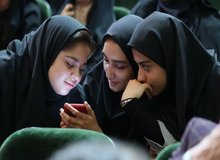 دختران در استفاده از شبکه های اجتماعی پیشتاز هستند
