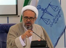 یک مقام قضایی: خانم ندا بیات در زنجان به دلیل مشکلات خانوادگی روی ماشین پلیس ایستاده است