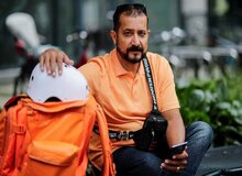 وزیر  سابق مخابرات افغانستان، در آلمان " پیک غذا " شده است+ تصاویر