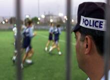 هفت تیر کشی بازیکن فوتبال به سمت مربی برای بازی نکردن
