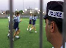 هفت تیر کشی بازیکن فوتبال به سمت مربی برای بازی نکردن
