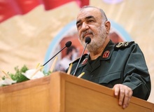 سردار سلامی: زنان غزه شب‌ها با حجاب کامل می‌خوابند
