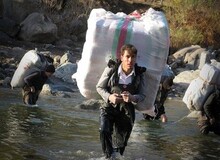 گفت‌وگو با پدر و معلم دانش‌آموز کولبری که جانش را در بهمن از دست داد