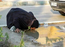 ادعای خبرگزاری نزدیک به سپاه درباره تصویر آب خورد یک پیرزن از گودال/ این زَن در هر خانه ای را می زد به او آب می دادند